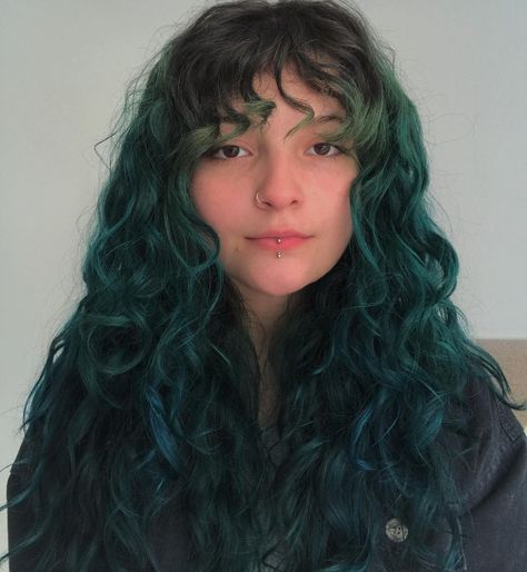 Blue Green Curly Hair, Dyed Curly Hair Green, Curly Teal Hair, Dark Green Curly Hair, Teal Curly Hair, Dyed Wavy Hair, Wavy Colored Hair, Green Hair Curly, Teal And Orange Nails