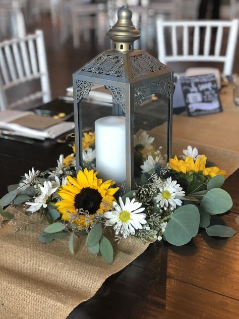 Glass Lantern Centerpieces, Diy Lantern Centerpieces, Candle Lanterns Wedding, Sunflower Wedding Centerpieces, Lantern Candle Centerpieces, Country Wedding Centerpieces, Diy Lantern, Sunflower Wedding Decorations, Lantern Centerpiece