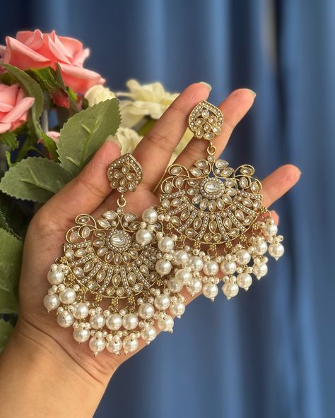 Punjabi Beauty ❤️ 🌸Purvi🌸 ₹599/- Free Shipping In India Capsule Wardrobe Jewelry, Kundan Jhumka Earrings, Indian Wedding Jewelry Sets, Fancy Jewellery Designs, Jewelry Set Design, Indian Jewellery Design Earrings, Antique Jewelry Indian, Indian Jewellery Design, Traditional Earrings