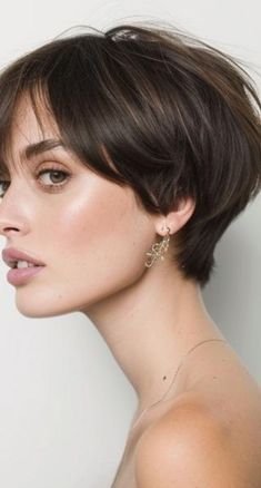 Edgy Straight Haircuts, Short Feminine Haircut Straight Hair, Bixie Straight Hair, Straight Hair Short Haircut, Short Straight Haircuts For Women, Straight Pixie Haircut, Pixie Haircut 2024, Pixie Bob Haircut With Bangs, Pixie Cut With Fringe