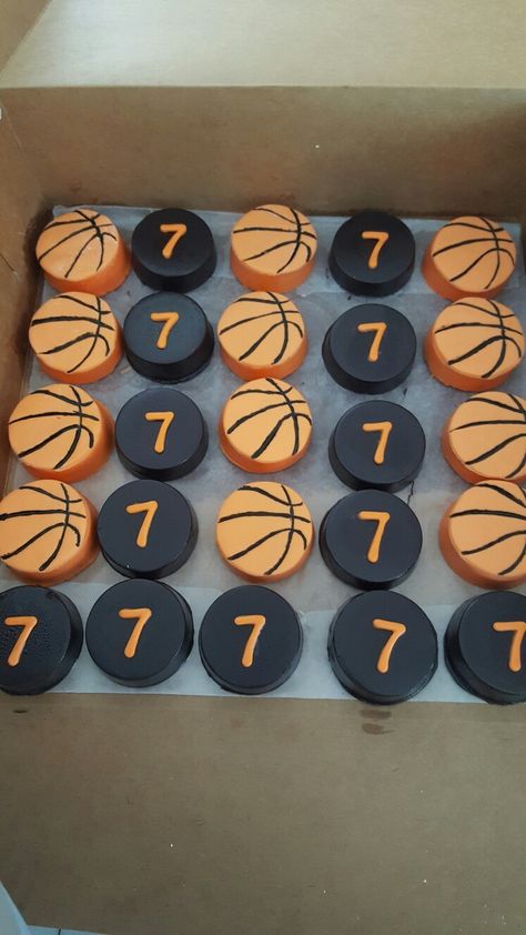 Oreo Basketball Cookies, Basketball Chocolate Covered Oreos, Chocolate Covered Oreos Display, Basketball Theme Desserts, Basketball Birthday Treats, Basketball Dessert Table, Basketball Oreos, Basketball Cake Pops, Basketball Party Food