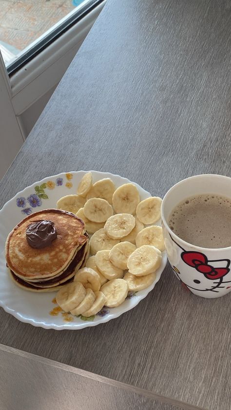 #pancakes #coffee #morning #breakfast #breakfastideas Pancakes With Banana, Pancakes Chocolate, Early Breakfast, Banana And Chocolate, Homemade Recipe Books, Banana Pancake, Healthy Lunch Snacks, Eating Breakfast, Healthy Food Inspiration