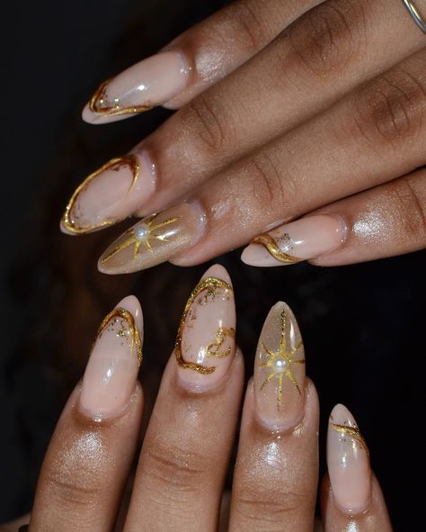 ⚜️Gilded gold⚜️ . . // PRICE BREAKDOWN // ★ GEL-X ★ 𝐒𝐢𝐦𝐩𝐥𝐞 𝐀𝐫𝐭𝐞-🌟 𝐓𝐎𝐓𝐀𝐋 : $𝟒𝟓𝟎 𝐓𝐓𝐃 (See our *artehavenstudio.as.me* website for our full price list with various pricing options✨ ~link in bio ) 🌷 🌷~𝐆𝐞𝐥𝐱 𝐫𝐞𝐭𝐞𝐧𝐭𝐢𝐨𝐧 𝐢𝐬 𝟒+ 𝐰𝐞𝐞𝐤𝐬, 𝐬𝐞𝐞 𝐨𝐮𝐫 𝐡𝐢𝐠𝐡𝐥𝐢𝐠𝐡𝐭 “☆Gel-X☆“ 𝐟𝐨𝐫 𝐦𝐨𝐫𝐞 𝐢𝐧𝐟𝐨 𝗣𝗥𝗢𝗗𝗨𝗖𝗧𝗦 𝗨𝗦𝗘𝗗: available locally for nail techs!! ⬇️ @kokoistcaribbean from @essentiadistribution Mega stick base, ultra glossy top, accessory bond white, Arabian gold, thick gold, Nt Overcast, peanut butter toffee Misc: Pearl r... Pearl Gold Nails, Gold Pearl Nails, Gold Nails Design, Peanut Butter Toffee, Butter Toffee, Pearl Nails, Gold Gilding, Gold Price, Gold Nails