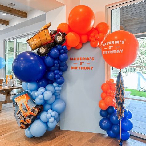 It’s a bright and fun balloon extravaganza that Blippi himself would approve! 😊✨🫶🏼 Blippi Balloon Garland, Blippi Construction Birthday Party, Blippi Party Ideas, Blippi Backdrop, Blippi Themed Birthday Party, Blippi Construction, Blippi Birthday Party, Blippi Party, Cars Birthday Party Decorations