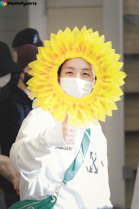 190610 ICN Arrival  #BTS #방탄소년단 #JHOPE #정호석 #제이홉 #호석 #hobi #flowers #sunshine #icn Hope Flower, Bts Airport, Dont Forget To Smile, Jhope Cute, Jimin Fanart, Hoseok Bts, Yellow Aesthetic, Min Suga, Bts J Hope