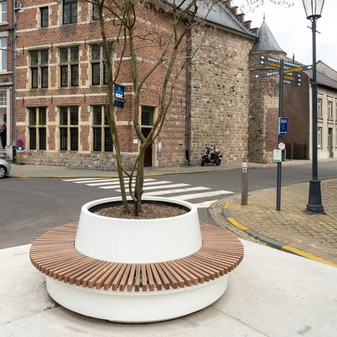 Green Circular Benches are mobile seating elements with a spacious tree planter in the centre. The circular bench has a seat comprising hardwood slats which are integrated in the construction. #Design #Outdoor #Streetfurniture #Seating #Planter #Circular #Green #MobileGreen Outdoor Bench With Storage, Circular Bench, Bench Around Trees, Tree Seat, Planter Bench, Tree Planters, Concrete Bench, Areas Verdes, Public Seating