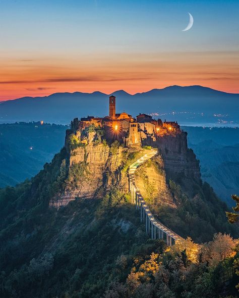 ALTUG GALIP on Instagram: “Happy weekend😊 Civita di Bagnoregio, Italy🏰🌅” Bagnoregio Italy, Cloud City, Istanbul Travel, Scottish Castles, The Pyramids, Sunrises And Sunsets, Daily Pictures, Destination Voyage, Emilia Romagna