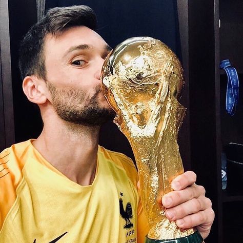 Les rumeurs se confirment : le gardien français Hugo Lloris, sous contrat avec Tottenham, serait actuellement en pourparlers avec la Lazio Rome pour un possible transfert. Alors que son contrat […] Hugo Lloris, Thibaut Courtois, France Football, World Cup Champions, World Cup Winners, Antoine Griezmann, Soccer Boys, World Cup 2018, Football Logo