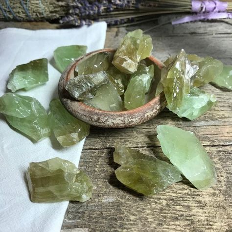 Green Witch Aesthetic, Story Tattoo, Green Calcite, Crystal Vibes, Earth Gift, Ur Mom, Crystal Energy, Pretty Rocks, Cosmic Energy