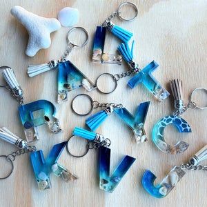 Diy Resin Gifts, Resin Jewelry Molds, Personalised Keyrings, Epoxy Resin Diy, Monogram Keychain, Diy Resin Projects, Resin Jewelry Diy, Resin Keychain, Jewellery Moulds