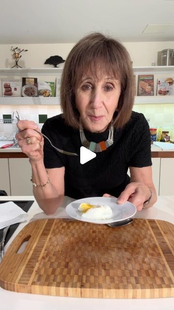 Rose Reisman on Instagram: "1 minute microwave poached eggs!!🍳 

Whether you’re short on time, intimidated by making poached eggs or in the middle of a renovation🙋🏻‍♀️- this is a great hack! 

Watch for details and let me know if you would try this! 
.
.
.
#rosereisman #rosetip" Poach Egg In Microwave, Egg In Microwave, Microwave Poached Eggs, Making Poached Eggs, Poached Eggs Microwave, Eggs Microwave, How To Make A Poached Egg, Microwave Eggs, Poached Eggs