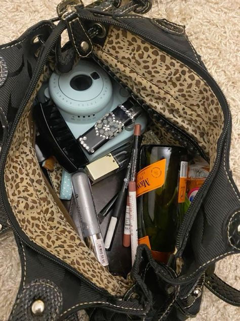 Aesthetic Schoolbag, Aesthetic Clips, Me Bag, Inside My Bag, Mia 3, What In My Bag, Pinterest Aesthetic, Pretty Bags, Essential Bag