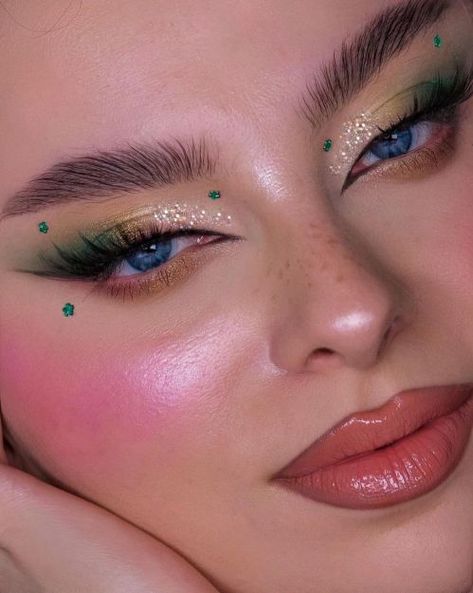 St Patricks Day Makeup Ideas, Irish Makeup, Fun Makeup Looks, St Patrick's Day Makeup, Saint Patricks Day Makeup, Christmas Eyeshadow, Day Makeup Looks, Gorgeous Christmas, Day Makeup