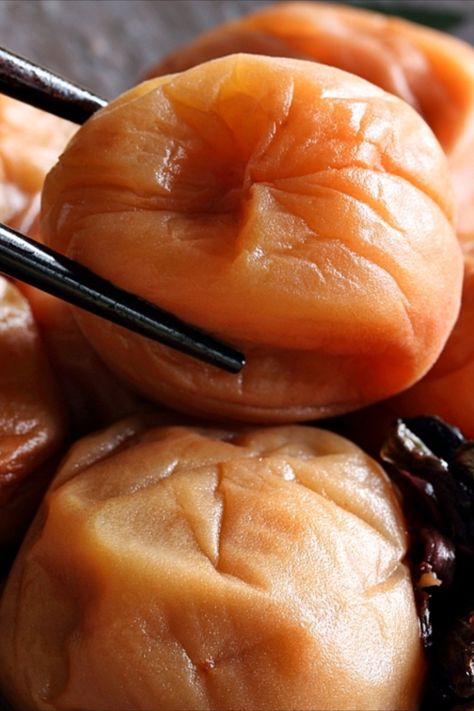 The Umeboshi is considered a detox superfood in Japan - but it can do much more. We explain why the Japanese plum is actually so healthy. Plum Benefits, Japanese Plum, Hamburger Bun, Plum, Benefits, Japan, Fruit, Canning, Health