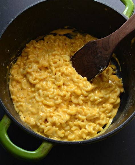 This One Pot Macaroni and Cheese is so easy! Cook the macaroni right in the milk that's used to make the sauce. Creamy, delicious & ready in 15 minutes! #macncheese #macandcheese #macaroni Muellers Mac And Cheese, One Pot Mac And Cheese Recipe, One Pot Mac And Cheese, One Pot Mac, Pot Mac And Cheese, Macaroni Recipes, Creamy Mac And Cheese, Mac And Cheese Recipe, One Pot Dinner