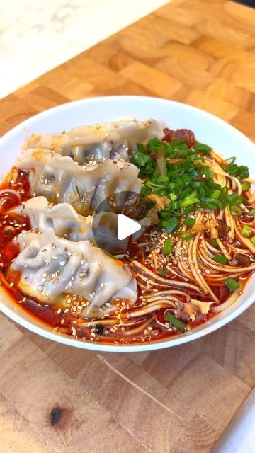 Veggie Dumplings Recipe, Dumpling Bowl, Gyoza Soup, Dumpling Noodle Soup, Dumplings And Noodles, Dr Vegan, Vegan Dumplings, Vegan Noodles, Dumpling Soup