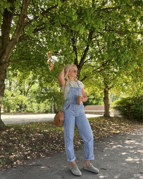 Overalls And Birkenstocks, Overalls With Clogs Outfit, Overalls And Birkenstocks Outfit, Overalls Birkenstocks Outfit, Overalls Outfit Levis, Birkenstock Boston Outfit Overalls, Summer Outfits With Boston Clogs, Levi’s Overalls Outfit, Levi Overalls Outfit