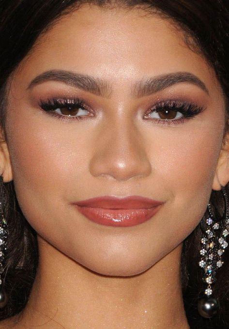 Burgundy Makeup Look, Zendaya Makeup, Burgundy Makeup, Golden Globes 2016, Geisha Makeup, Pretty Makeup Looks, Formal Makeup, Amazon Beauty, Dark Lipstick