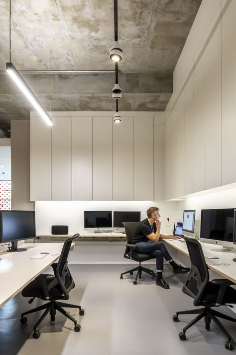 Office Design Industrial Modern, Workshop Office Design, Basic Office Design, Workspace Design Home, Office Architecture Interior, Loreal Office, Architecture Studio Workspace, Minimal Office Interior Design, Production Company Office