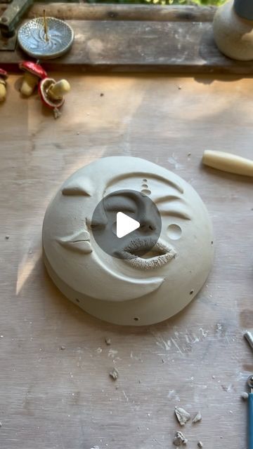 Pottery Sun, Ceramic Sun, Ceramics Sculpture, Ceramic Art Sculpture, Sculpture Art Clay, Air Dry Clay Projects, Pottery Videos, Garden Pottery, Ceramic Candle Holders