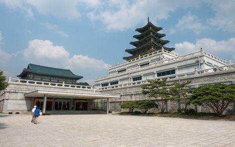 The National Folk Museum of Korea is a museum on the grounds of Gyeongbokgung Palace, not to be confused with the nearby National Palace Museum of Korea which is also found on the palace grounds. Korean Castle, Gyeongbokgung Palace, Traditional Tales, Korea Seoul, Jeju Island, Countries To Visit, Current Location, Seoul South Korea, The Visitors