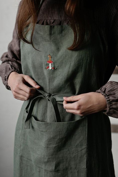 Apron Cooking Aesthetic, Apron Embroidery Ideas, Embroider Apron, Apron Aesthetic, Apron Embroidery, Traditional Aprons, Embroidery Aprons, Embroidery Kitchen, Forest Theme Wedding