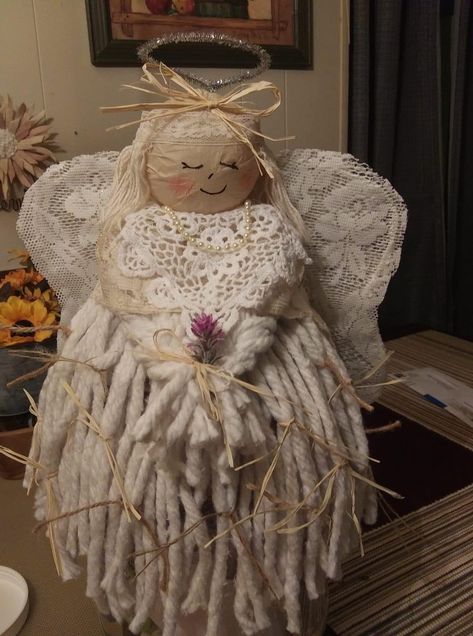 Mop angel . two dollar tree mop heads put together. Dollar tree baseball covered with a coffee stained coffee fillter. Her hair is the ruffle that was on a blanket. Mop Head Angel Diy, Mop Head Crafts Ideas, Rag Angels, Mop Dolls, Angels Diy, Angel Ideas, Macrame Dolls, Mops Crafts, Angel Dolls