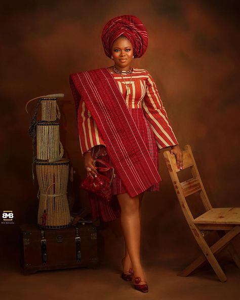 Modem Oleku styles to try out. Nigerian Wedding Attire For Women, Aso Oke Photoshoot, Yoruba Traditional Attire For Women, Yoruba Photoshoot, Yoruba Cultural Attire, Iro And Buba Styles, Yoruba Attire, Buba Styles, Iro And Buba