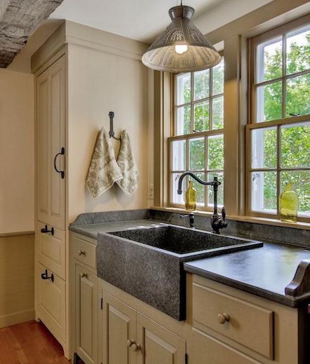 Slate countertops and apron sink in farmhouse kitchen. Colonial Kitchens, Slate Countertop, Kitchen Remodel Countertops, Colonial Kitchen, Primitive Homes, Primitive Kitchen, Kitchen Design Decor, Beautiful Kitchens, Kitchen Styling