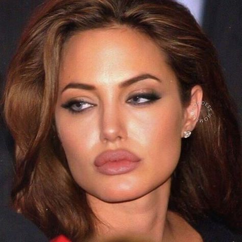 Angelina Jolie 90s, Angelina Jolie Makeup, Angelina Jolie Photos, Beauty Icons, Look At You, Angelina Jolie, Microblading, Kate Middleton, Beyonce