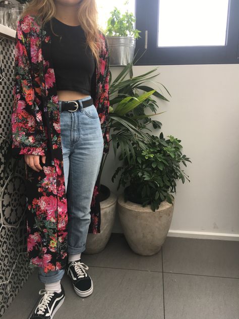 Vans Spring Outfit, Style Vans Outfit, Floral Vans Outfit, Edgy Floral Outfits, Spring Alternative Outfits, Black Floral Print Kimono For Summer, Black Floral Kimono Outfit, Alternative Grunge Outfits, Outfits Con Vans