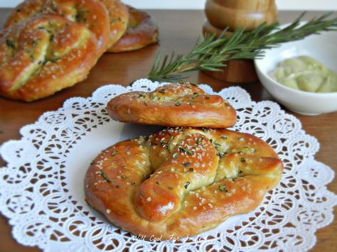 Rosemary Soft Pretzels - Will Cook For Smiles Pretzel Roll Recipe, Will Cook For Smiles, Pretzel Bread, Soft Pretzel Recipe, Homemade Pretzels, Homemade Soft Pretzels, Oven Roasted Turkey, Pretzels Recipe, Baked Potato Soup