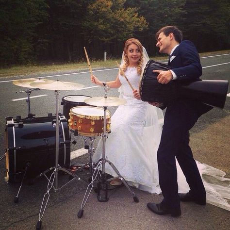 Drummer And Guitarist Couple, Drummer Wedding, Wedding Musicians, Music Themed Wedding, Dear Future, Drummers, Theme Wedding, Tie The Knots, Wedding Photoshoot