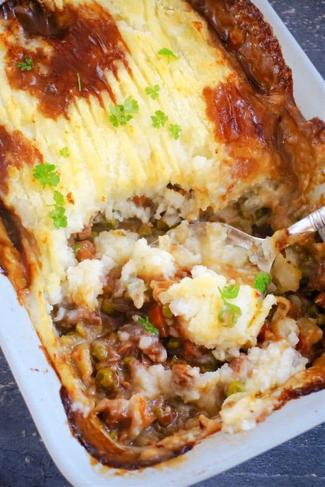 Leftover Roast Beef Cottage Pie made with leftover gravy, mashed potatoes and veggies, a delicious meal that best describes that comfort food is all about. It's packed with fantastic flavours, and it uses up any leftovers from a nice roast beef dinner. Quick, easy, and great for the whole family. Beef Cottage Pie, Leftover Roast Beef Recipes, Turkey Pot Pie Recipe, Leftover Gravy, Leftover Pot Roast, Spaghetti With Ground Beef, Roast Beef Dinner, Cottage Pie Recipe, Leftover Roast Beef