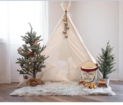 Christmas Picture Backdrop Ideas Outside, Christmas Tent Photoshoot, Teepee Tent Photoshoot, Christmas Mini Set Up Outdoor, Simple Christmas Mini Sessions Outdoor, Christmas Minis Photography Outdoors, Teepee Photography, Christmas Teepee, Christmas Tent