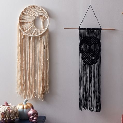 Halloween Macrame, Unique Halloween Decorations, Macrame Wall Hanging Tutorial, Knitting Loom, Macrame Wall Hanging Diy, Wall Hanging Diy, Macrame Patterns Tutorials, Macrame Ideas, Macrame Decor