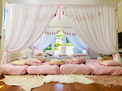 Indoor Glamping, Picnic Parties, Pop Star Party, Boho Themed Party, Birthday Sleepover Ideas, Glamping Birthday, Slumber Party Birthday, Vintage Garden Parties, Glamping Party