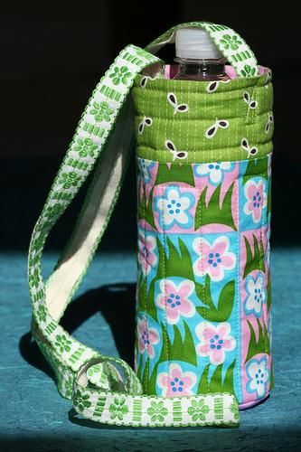 Bag Holder Pattern, Diy Water Bottle, Water Bottle Bag, Water Bottle Carrier, Sewing Tutorials Free, Sew Ins, Bottle Carrier, Beginner Sewing Projects Easy, Bottle Bag