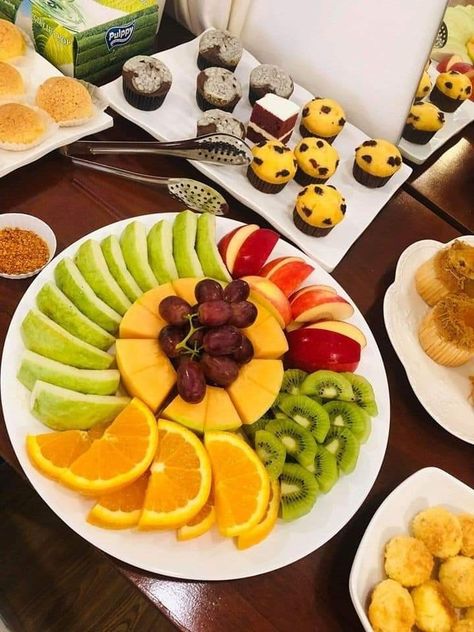 Teabreak Decor, Fruit Tray Designs, Fruit Presentation, Fruit Buffet, Picnic Fruit, Healthy Fridge, Fruit Platter Designs, Amazing Food Decoration, Catering Ideas Food