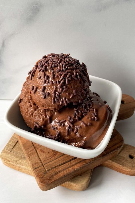 Chocolate Banana Avocado Ice Cream is made with just 5 ingredients! This healthy dessert is dairy free, vegan and so chocolaty! Banana Avocado Ice Cream, Avacado Ice Cream, Chocolate Avocado Ice Cream, Homemade Healthy Chocolate, Homemade Ice Cream Recipes Machine, Bake Snacks, Pegan Recipes, Healthy Chocolate Banana, Paleo Ice Cream