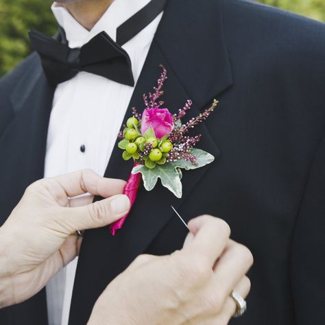 Alternatives To Boutonnieres, Bouteniers Prom Diy, Easy Boutineers Diy, Bouteniere Prom, How To Attach A Boutonniere, How To Pin A Boutonniere On A Shirt, Prom Boutineer Ideas Guys, How To Put On A Boutonniere, Bootinterieur Prom