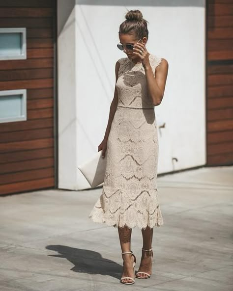 Lace Dress Outfit, Nude Lace Dress, Elegant Outfit Classy, Frock Fashion, Trumpet Dress, Heels High, Affordable Dresses, Evening Dresses Elegant, Nude Heels