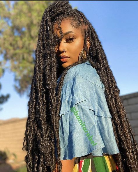 Everything you shoupd know about this new faux locs texture- bohemian distressed locs aka messy locs from the type of hair that’s used, price, pros and maintenance tips. Bonita Locs, Distressed Locs, Beautiful Ethiopian, Spring Twist Hair, Nose Cuff, Boho Locs, 1st House, Ethiopian Women, Twist Braid