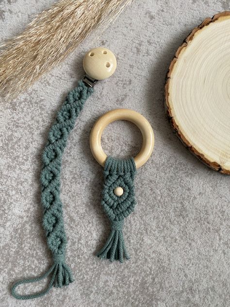 Makramee Baby, Macro Macrame, Pacifier Clip Holder, Macrame Baby, Makramee Diy, Baby Diy, Macrame Design, Pacifier Clip, Macrame Diy