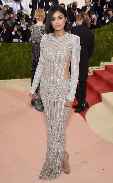 Kylie Jenner looks oh so gorgeous in a crystal embellished sparkling silver Balmain gown #METGala...x Kylie Jenner Met Gala, Moda Kylie Jenner, Stile Kylie Jenner, Looks Kylie Jenner, Estilo Kylie Jenner, Met Gala Dresses, Gala Fashion, Met Ball, Met Gala Red Carpet