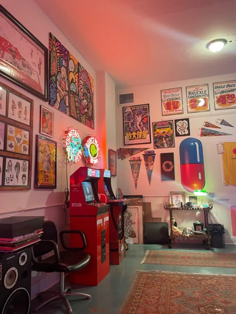 Tattoo Shop Setup, Eclectic Tattoo Shop, Vintage Tattoo Shop Aesthetic, Traditional Tattoo Shop Interior, Tattoo Parlour Interior, Tattoo Parlor Interior, Tattoo Shop Gallery Wall, Eclectic Tattoo, Tattoo Shop Aesthetic