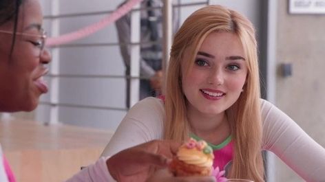 Zombie Hair, Meg Donnelly, Hula Dance, Disney Cast, Zombie Disney, Zombie 2, Old Disney, Just Girl Things, Disney Channel