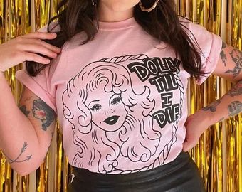 Dolly Parton Shirt, Tshirt Ideas, Dolly Parton, Party Ideas, Graphic Sweatshirt, T Shirts For Women, Sweatshirts, Women's Top, T Shirt