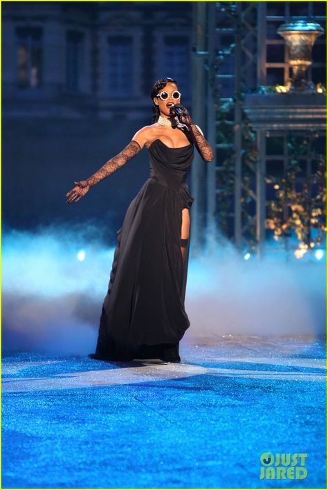 Rihanna: Victoria's Secret Fashion Show 2012 Performance! Rihanna Victoria Secret 2012, Rihanna Vs Fashion Show, Iconic Performance Outfits, Rihanna Savagexfenty Photoshoot, Rihanna Victoria Secret, Rihanna Black Dress, Rihanna Show, Black Victoria Secret, Victoria Secret Show