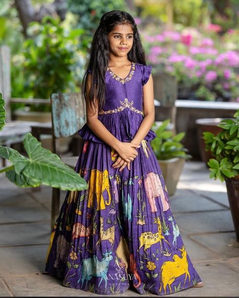 Cotton Frocks For Kids, Kids Lehenga Choli, Cutwork Saree, Frocks For Kids, Simple Lehenga, Long Frock Designs, Diwali Outfits, Casual Frocks, New Saree Blouse Designs